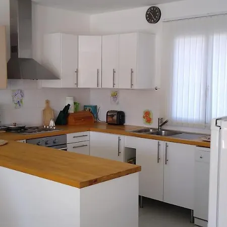 Lovely 2-Bed Villa In Peret Péret